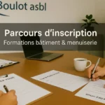 Bannière montrant un rendez-vous d’inscription à Boulot asbl avec formulaires, test de positionnement, laptop et tasse de café sur une table de bureau.